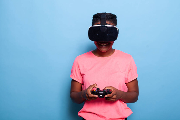 Πορτρέτο της αφρικανικής νεαρή Αμερικανίδα παίκτρια φορώντας ακουστικά εικονικής πραγματικότητας - Φωτογραφία, εικόνα