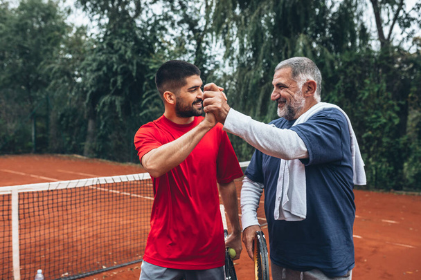 people handshake outdoor on tennis field - Fotografie, Obrázek