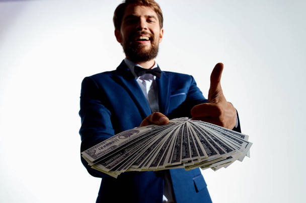 άνθρωπος σε ένα κοστούμι επενδύσεις οικονομία Studio συναισθήματα - Φωτογραφία, εικόνα