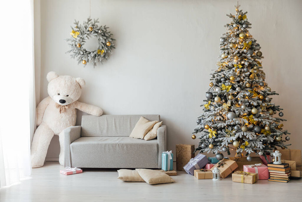 Kerstboom met geschenken licht slingers teddybeer - Foto, afbeelding