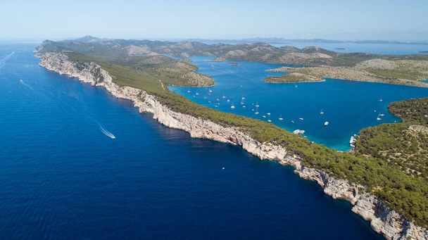 Doğa Parkı Telascica, Adriyatik Denizi ve Hırvatistan 'daki uçurumların hava manzarası - Fotoğraf, Görsel