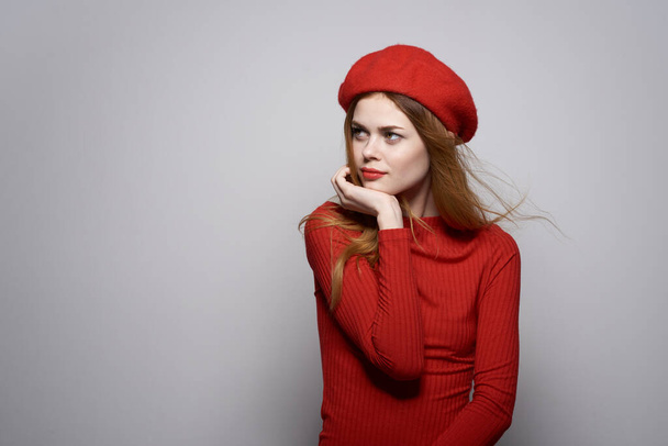 красива жінка з червоною шапочкою на голові гламур студія позує
 - Фото, зображення