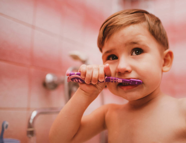 Kleiner Junge beim Zähneputzen im Badezimmer. Schlafen gehen. Zahnpflege - Foto, Bild