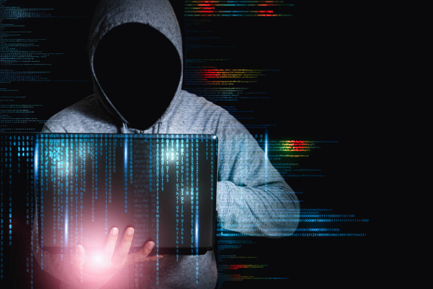 Hacker tippen und suchen nach Codes und Daten auf Laptop-Tastaturen, um in den Cyberspace zu hacken. - Foto, Bild