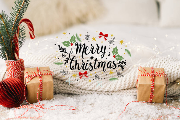 Καλά Χριστούγεννα. Έτοιμη η Χριστουγεννιάτικη κάρτα. Χριστουγεννιάτικα δώρα και γλυκά καραμέλα με χαρτί εορταστική μπάλα - Φωτογραφία, εικόνα