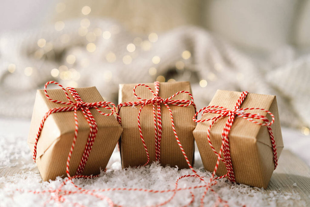 Tarjeta de Navidad lista. Tres regalos de Navidad y decoración festiva. Envoltura de regalo - Foto, imagen