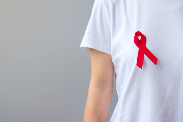 Red Ribbon voor December World Aids Day (verworven immuundeficiëntie syndroom), multipel myeloom Cancer Awareness maand en National Red ribbon week. Gezondheidszorg en het concept van de wereldkankerdag - Foto, afbeelding
