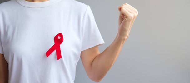 Punainen nauha joulukuussa Maailman aids-päivä (hankittu immuunikato-oireyhtymä), multippeli myelooma Cancer Awareness kuukausi ja National Red nauha viikko. Terveydenhuolto ja maailman syöpä päivä käsite - Valokuva, kuva