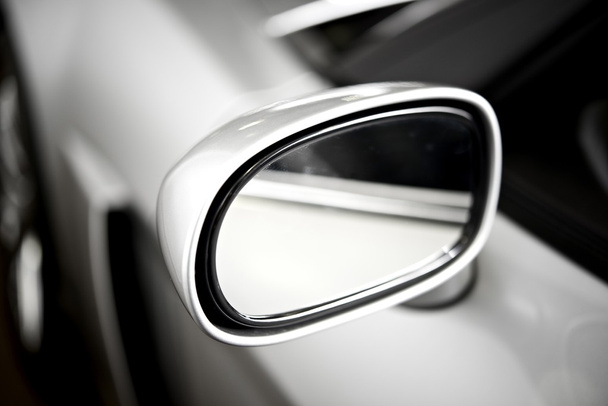 Espejo de coche lado plata
 - Foto, imagen