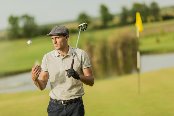 молодой человек играет в гольф - Фото, изображение