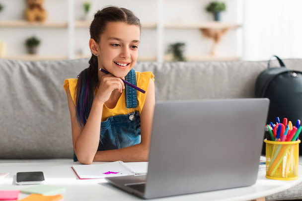 Menina usando computador pessoal, assistindo webinar online - Foto, Imagem