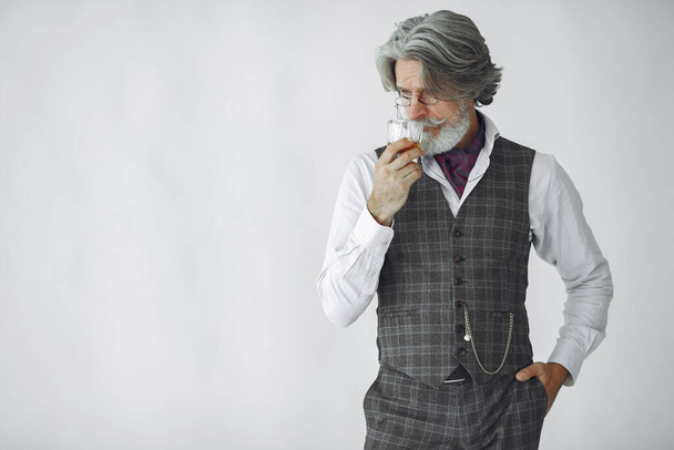 Pohledný zamyšlený zralý podnikatel ve formálním obleku - Fotografie, Obrázek