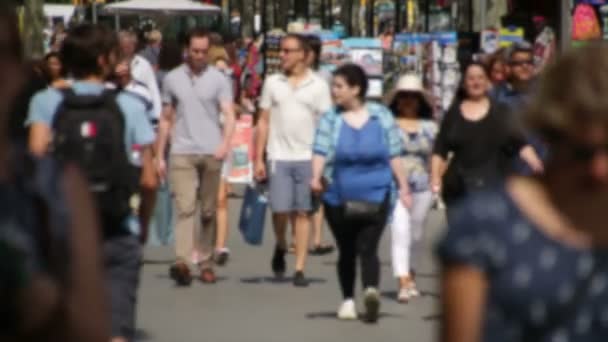 menigten van toeristen in barcelona wazig. - Video