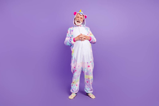 Full length body size view of attractive cheerful grey-haired man resting having fun isolated on violet purple color background - Foto, afbeelding