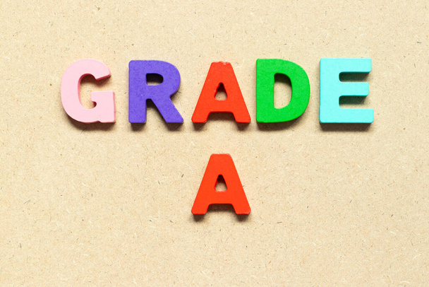 Цвет буквы алфавита со словом класса А на деревянном фоне - Фото, изображение