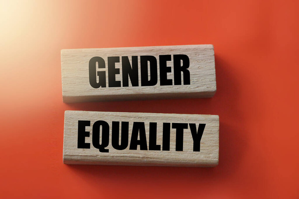 Równość płci słowa na drewnianych blokach. Równe prawa dla kobiet i mężczyzn. - Zdjęcie, obraz