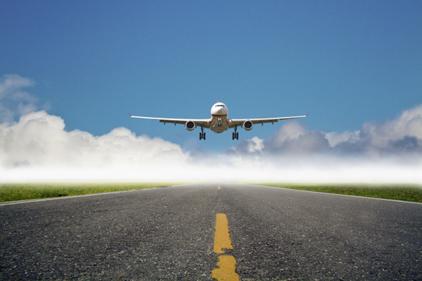самолет приземляется в аэропорту
 - Фото, изображение