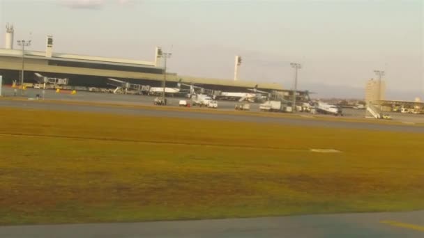 着陸後地上に移動する飛行機 - 映像、動画
