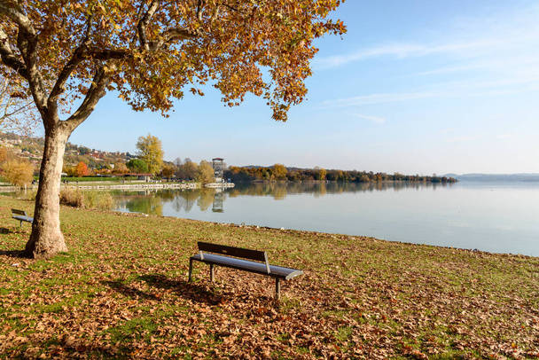 ヴァレーゼ州、イタリアのガヴィラテの湖畔遊歩道とヴァレーゼ湖の秋の風景 - 写真・画像