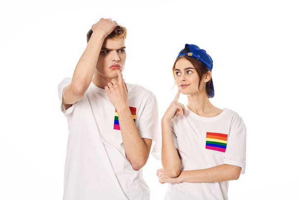 joven pareja lgbt bandera transgénero comunidad luz fondo - Foto, imagen