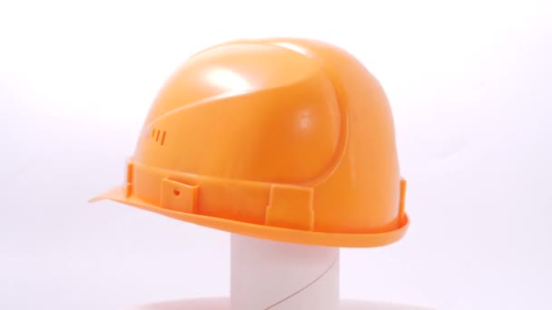 casco de construcción rojo cabeza de protección para la seguridad - Metraje, vídeo