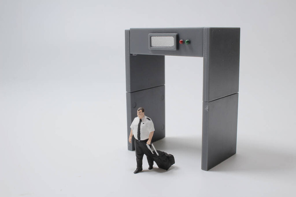 de mini van figuurkapitein passeert de beveiligingspoort - Foto, afbeelding