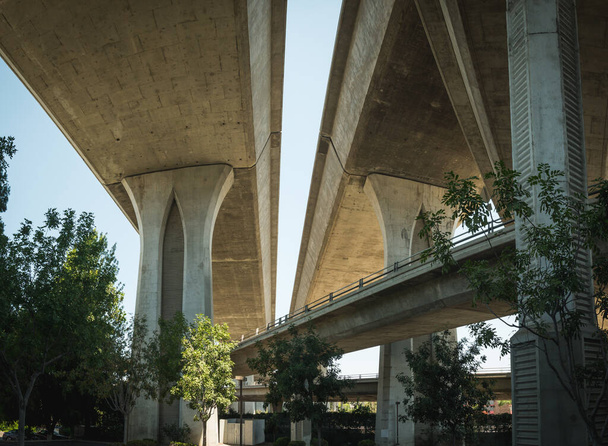 Sous un pont autoroutier californien et une rampe  - Photo, image