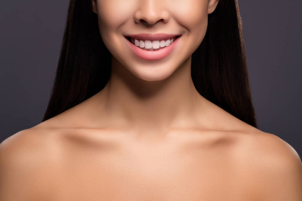 Oříznuté fotografie veselé pozitivní dáma zubatý zářivý úsměv ukazují zdravé implantáty izolované šedé barvy pozadí - Fotografie, Obrázek
