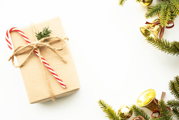 ギフトボックス付きの美しいクリスマスの背景は、白い背景に松の枝と松のコーンで飾る。コピースペース付きのトップビュー、フレイレイ. - 写真・画像