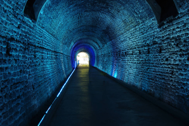 cihlový strop tunelu vlaku s modrými světly - Fotografie, Obrázek