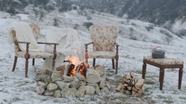 Fuego en la nieve con los cómodos sillones y camas mullidas para una pareja encantadora. - Metraje, vídeo