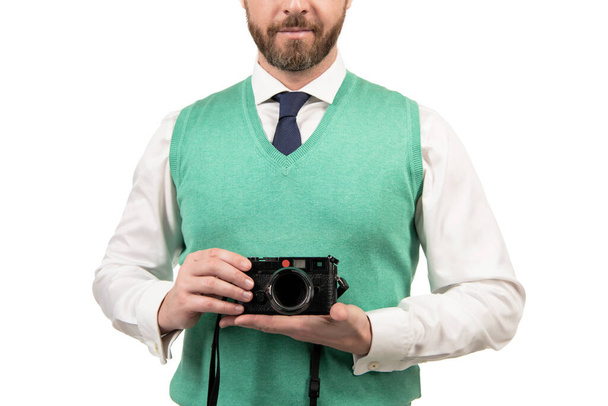 bijgesneden man houden retro fotocamera geïsoleerd op witte achtergrond, fotograferen - Foto, afbeelding