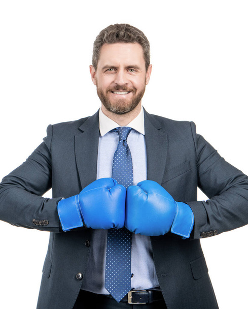 Ευτυχισμένος επαγγελματίας υπάλληλος κρατήσει γάντια πυγμαχίας αγώνα μαζί απομονώνονται σε λευκό, αγωνίζονται - Φωτογραφία, εικόνα