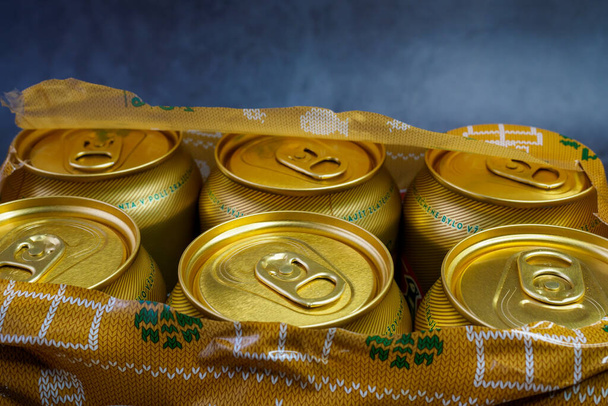 Image de canettes de bière vue de dessus. Bidons de bière en aluminium. Boîtes de conserve en plastique. - Photo, image