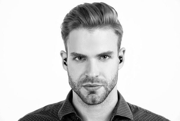 hombre guapo sin afeitar con auriculares inalámbricos bluetooth aislados en blanco, auriculares bluetooth - Foto, imagen