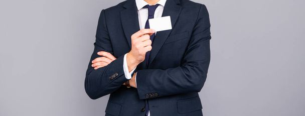 Обрезанный человек в костюме показывает визитку с копировальным пространством, свяжитесь со мной - Фото, изображение