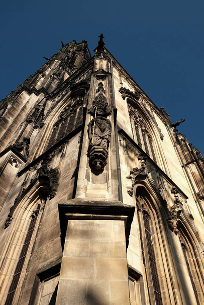 A vertical shot of a Cathedral under a bright sky - Foto, Bild