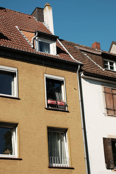 A vertical shot of residential buildings - Foto, Bild