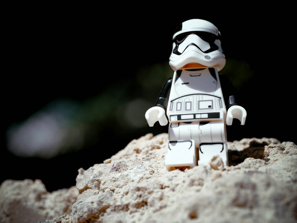 Chernihiv, Ucrânia, 13 de julho de 2021. Um Stormtrooper Imperial numa superfície arenosa. Uma minifigura de plástico de um personagem de Star Wars. Editorial ilustrativo. - Foto, Imagem