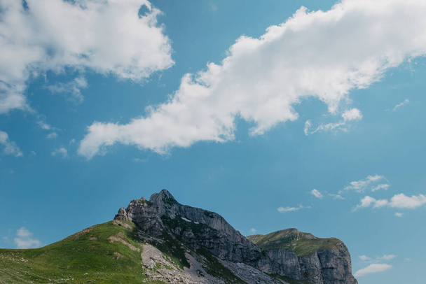 Niesamowity widok na góry Durmitor, Park Narodowy, Morze Śródziemne, Czarnogórę, Bałkany, Europę. Jasny letni widok z przełęczy Sedlo. Droga w pobliżu domu w górach. - Zdjęcie, obraz