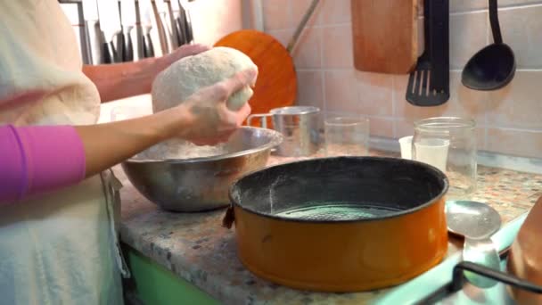 κοντινό πλάνο με γυναίκα να ετοιμάζει ζύμη για το ψήσιμο ψωμιού - Πλάνα, βίντεο