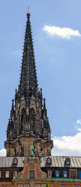 Almanya 'nın Hamburg kentindeki Aziz Nikolai anıtının tepesine bakın. - Fotoğraf, Görsel