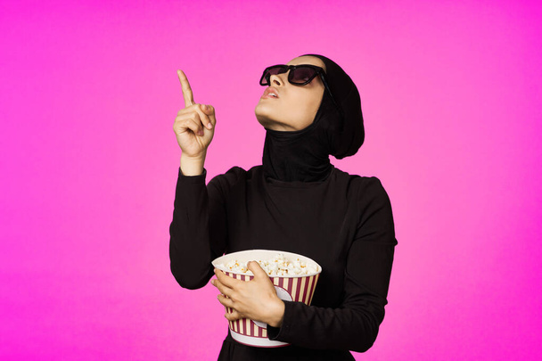 Muslim woman fun popcorn entertainment fashion isolated background - Foto, imagen