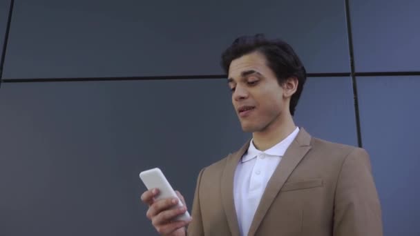низкоугольный вид бизнесмена на смартфон снаружи - Кадры, видео