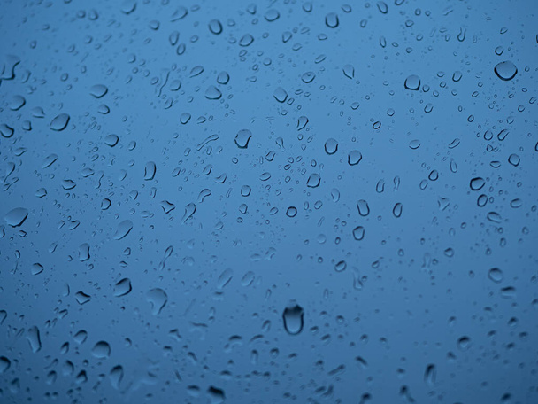 Nubes de lluvia con fondo de gotas de lluvia - Foto, Imagen