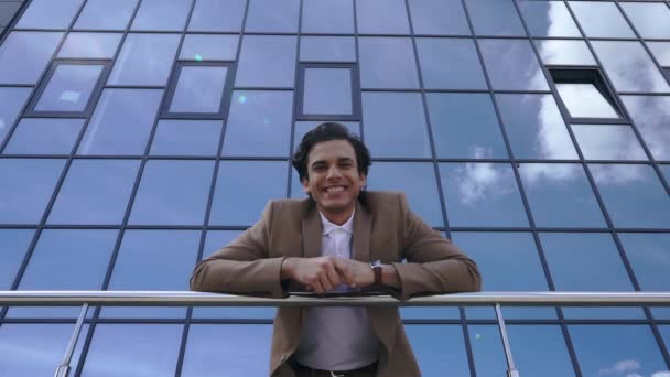 Tiefansicht eines fröhlichen jungen Geschäftsmannes, der draußen die Daumen nach oben zeigt  - Filmmaterial, Video
