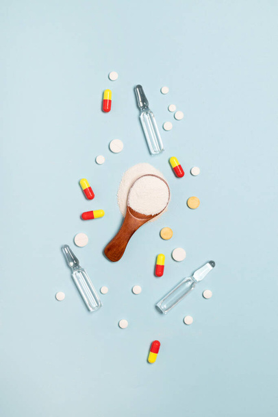 Válogatott gyógyszerészeti gyógyszer tabletták, tabletták és kapszulák kék alapon. Egészségügyi és orvosi ellátás. Családi védőoltás fogalma. - Fotó, kép