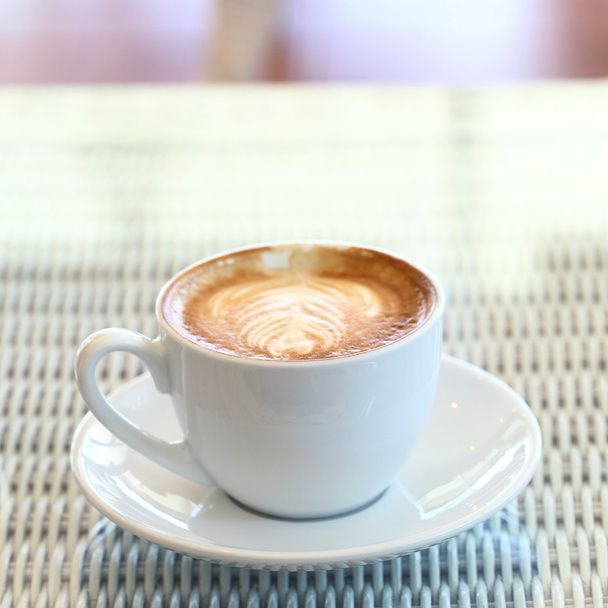 koffie op witte tafel in café - Foto, afbeelding