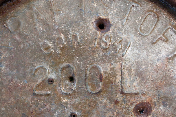 200 L Oud ijzeren vatdeksel uit 1941 - Foto, afbeelding