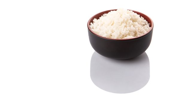 Una ciotola di riso cotto su sfondo bianco
 - Foto, immagini